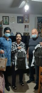 המשפחות מקבלות את השי